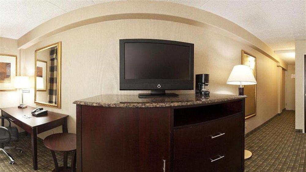 Days Hotel By Wyndham North Bergen Bagian luar foto