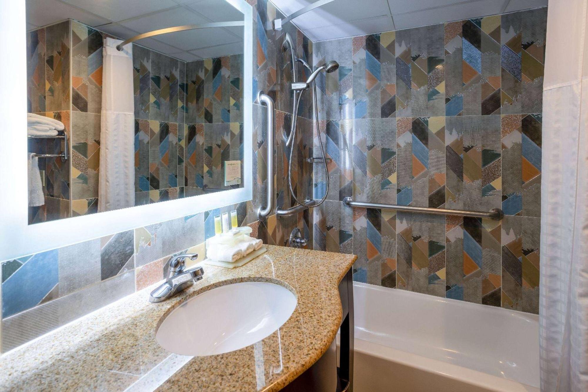 Days Hotel By Wyndham North Bergen Bagian luar foto