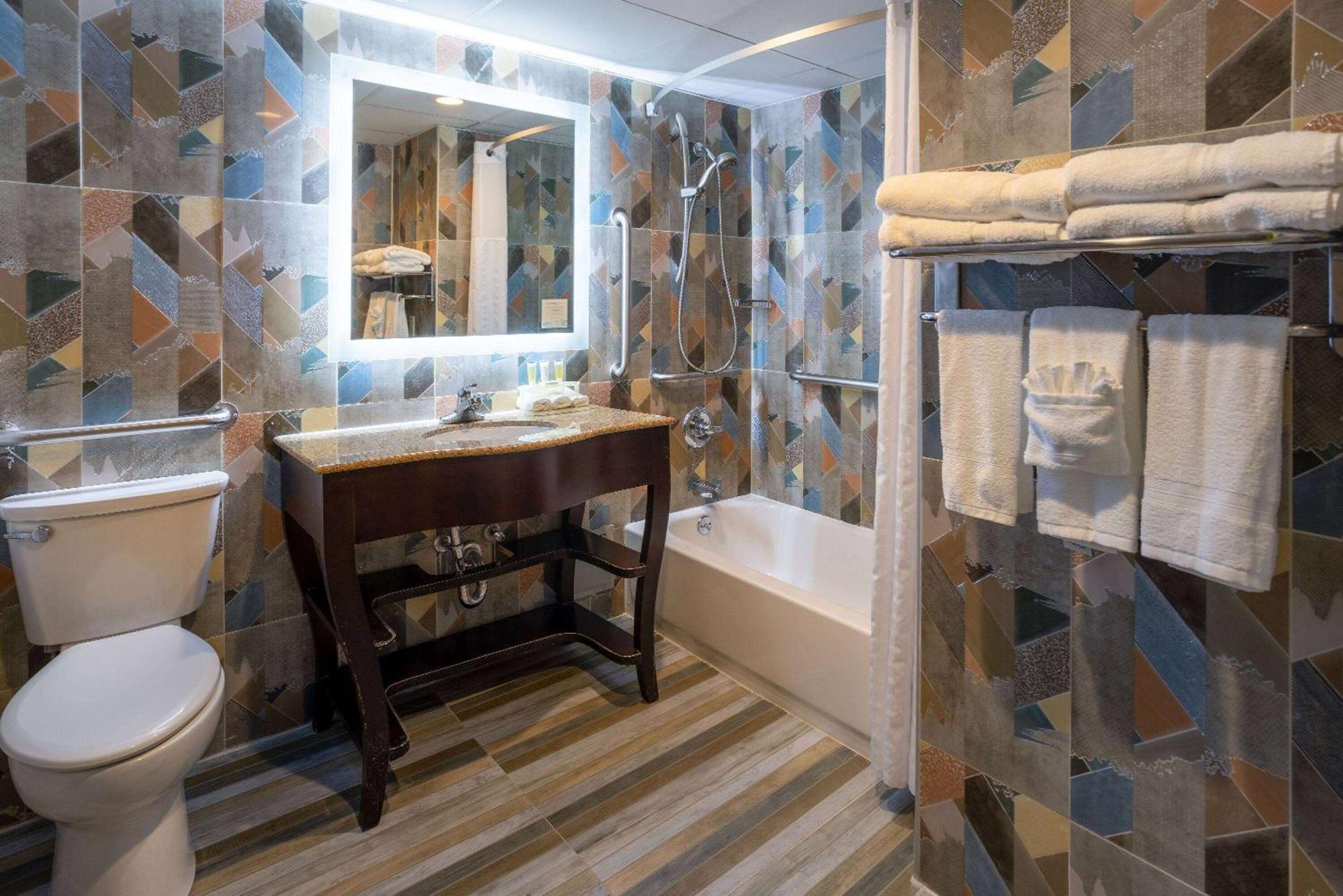 Days Hotel By Wyndham North Bergen Bagian luar foto