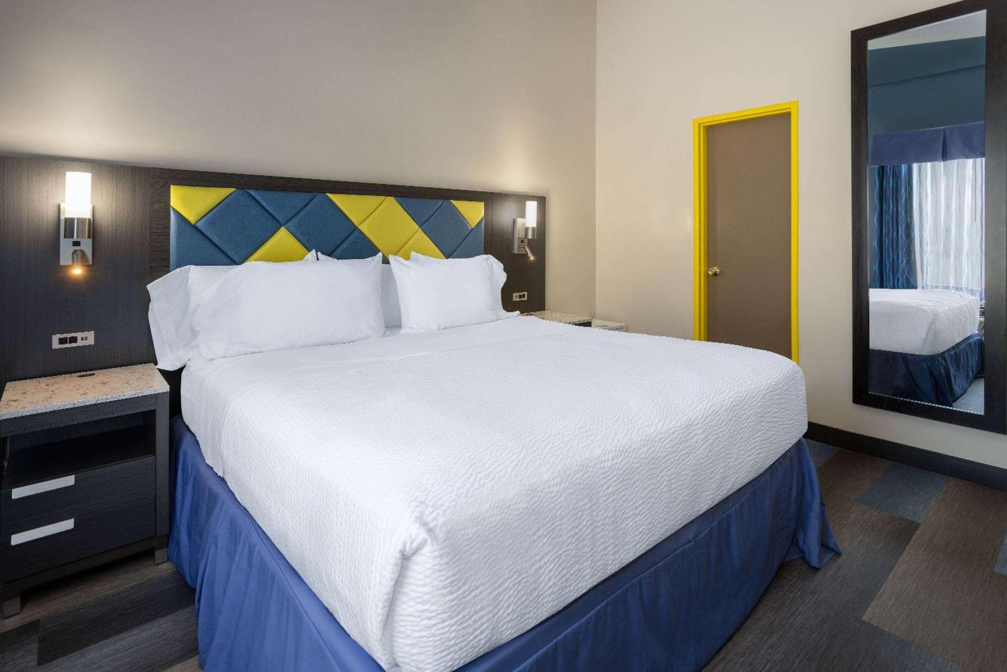 Days Hotel By Wyndham North Bergen Bagian luar foto