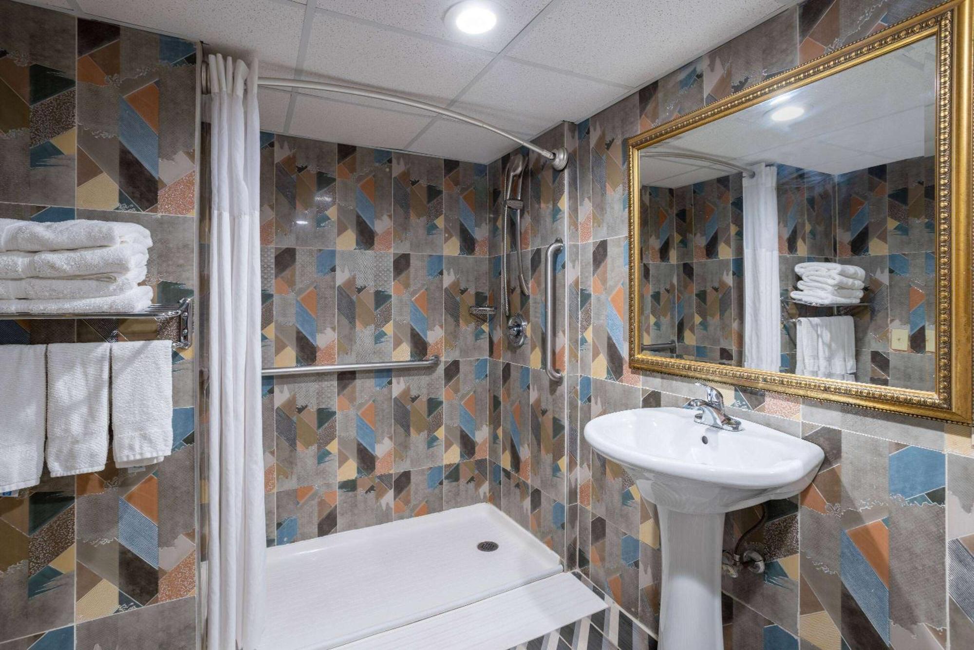 Days Hotel By Wyndham North Bergen Bagian luar foto