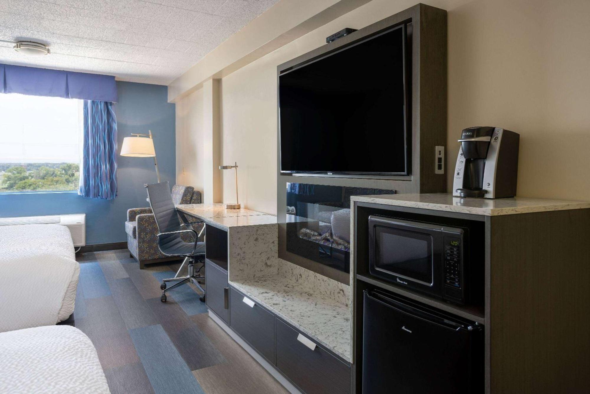 Days Hotel By Wyndham North Bergen Bagian luar foto
