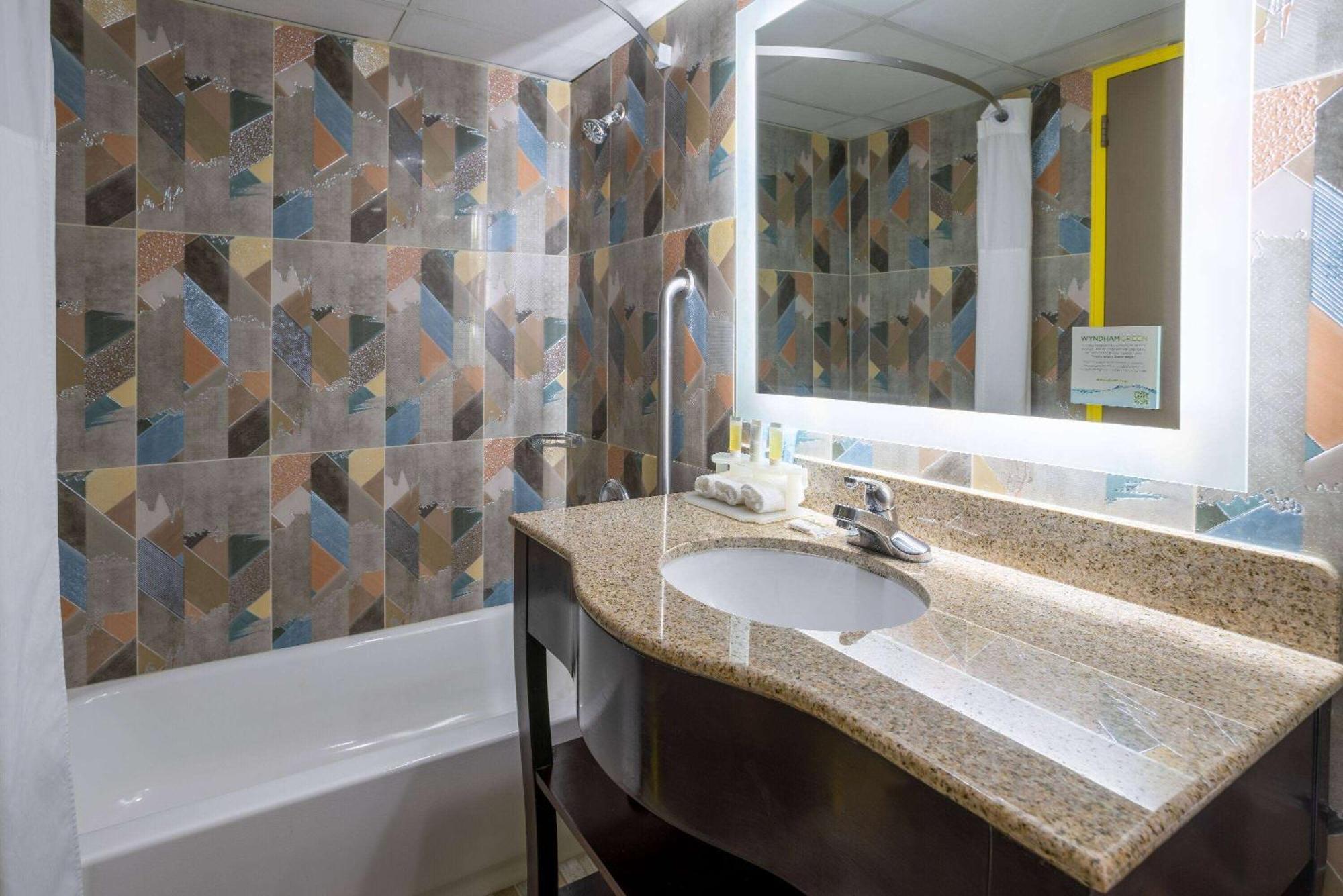 Days Hotel By Wyndham North Bergen Bagian luar foto
