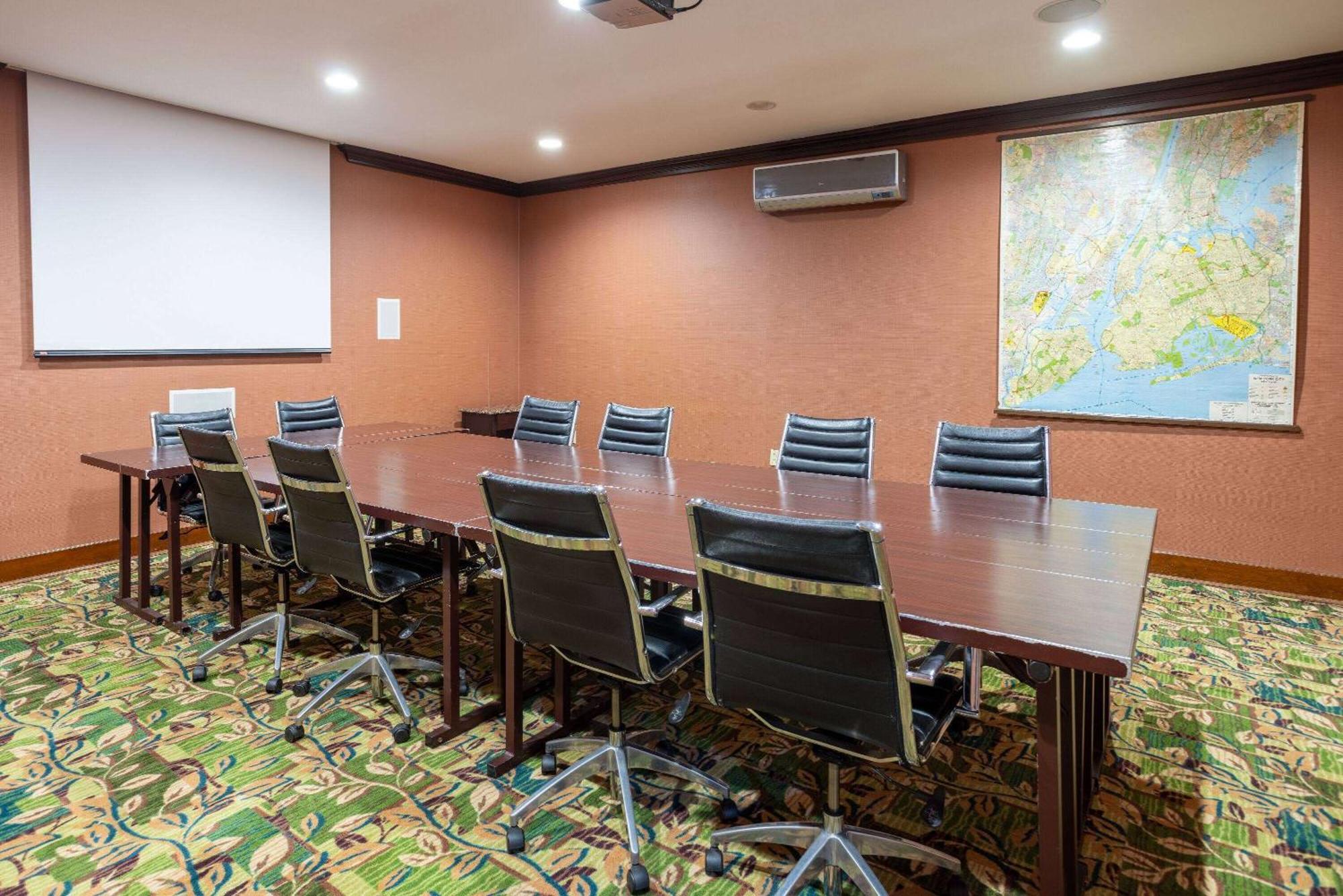 Days Hotel By Wyndham North Bergen Bagian luar foto