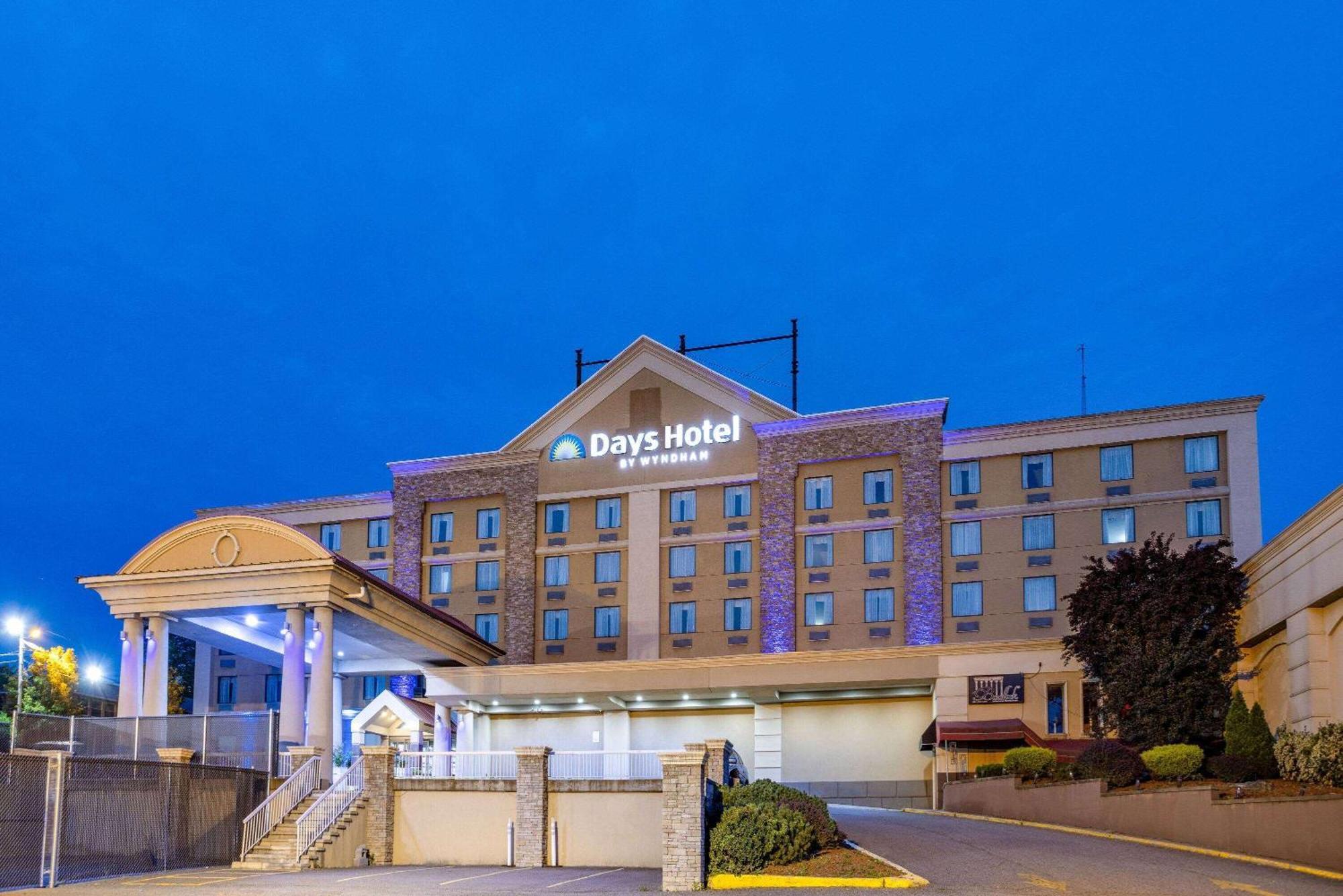 Days Hotel By Wyndham North Bergen Bagian luar foto